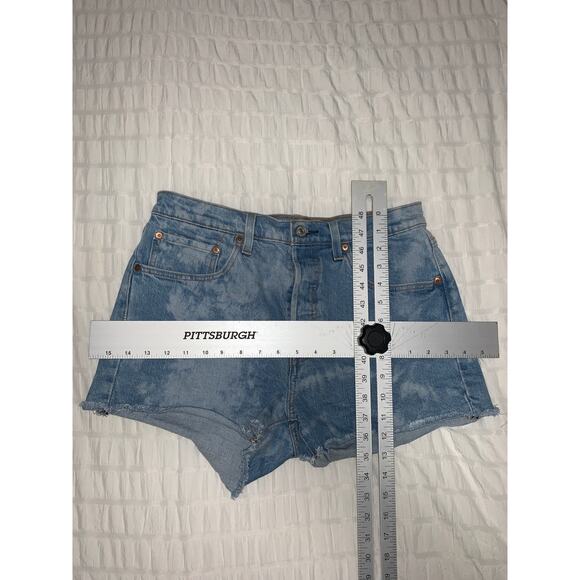Levi's 501 High Rise Cut-Off Bleach Denim Shorts Women’s Size 30 - Picture 4 of 5